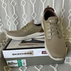 NIB Men’s Skechers Classic Fit Memory Foam Sneakers Taupe Size 9.5